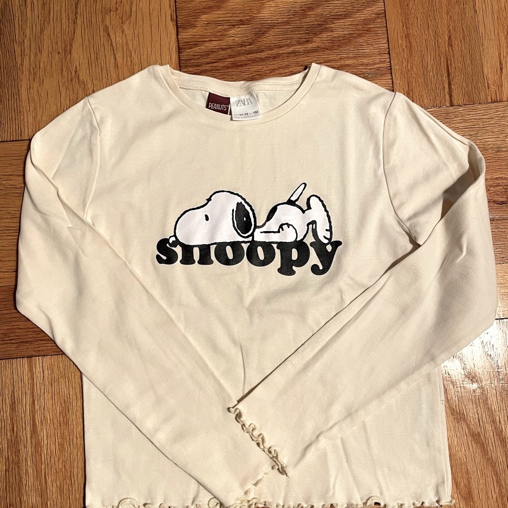 Long sleeves Snoopy Tee Shirt.
